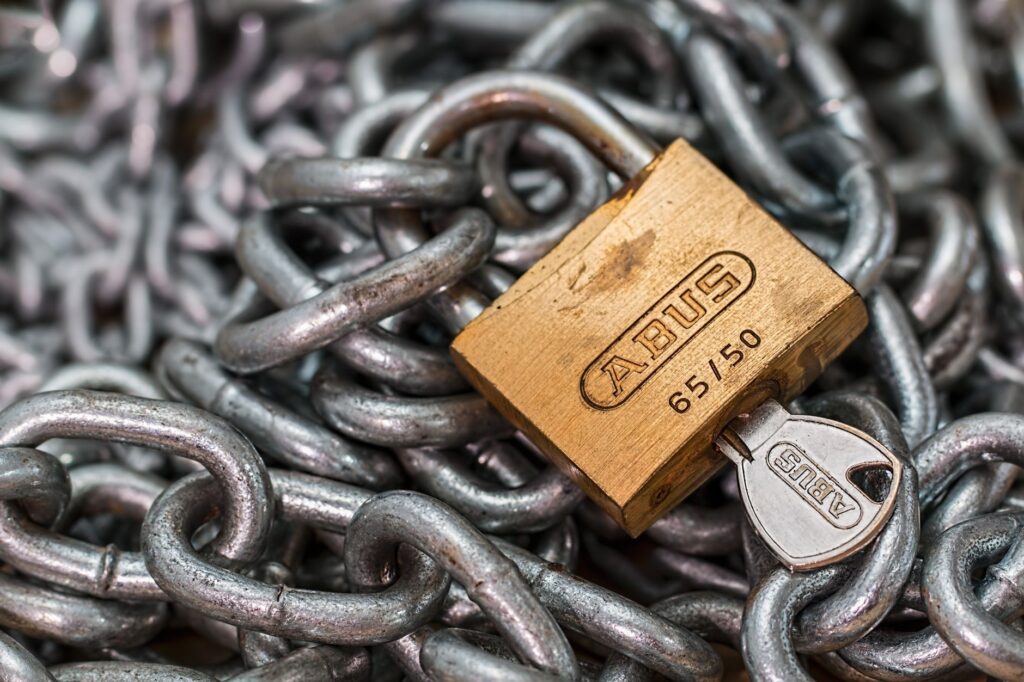 Análisis de arquitectura zero trust en entornos GPU 1 padlock lock chain key 39624